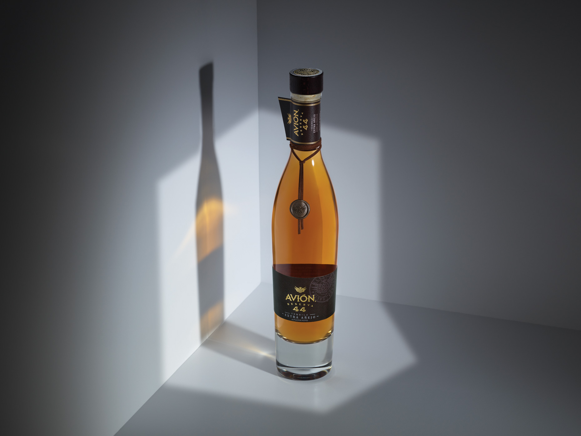 D815-0318_TequilaAvion_Reserva44_Hero2_byJeanBerard_CMYK